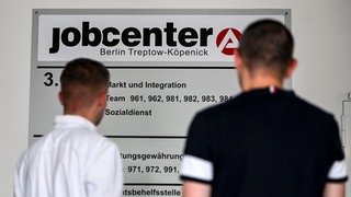 Zwei Männer im Jobcenter Berlin Treptow-Köpenick (Symbolfoto).