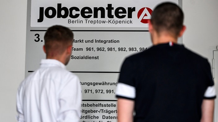 Zwei Männer im Jobcenter Berlin Treptow-Köpenick (Symbolfoto).