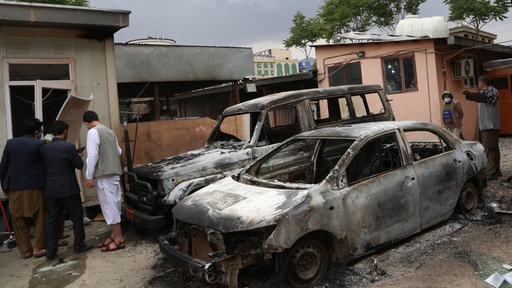 Zerstörte Autos stehen am Ort eines Anschlags bei einem Krankenhaus in Kabul am 12. Mai 2020.