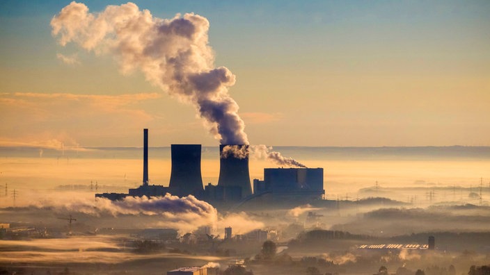Morgennebel ueber der Lippe und den Wiesen der Lippeauen am Kohlekraftwerk Westfalen in Hamm. 