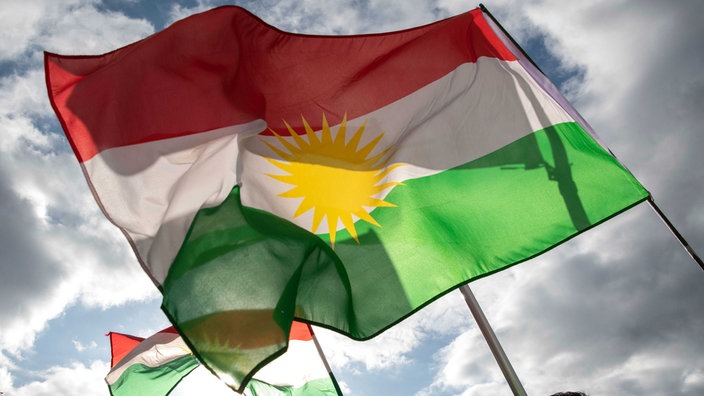 Kurdische Fahne bei einer Demonstration gegen die türkische Militäroffensive in Syrien in Berlin, 12.10.2019