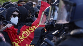"Tag X" Proteste der Linken In Leipzig nach der Verurteilung von Lina als Linksextremistin. Gruppe Demonstrierender steht gegenüber der Polizei.  