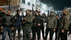 Die Kämpfer der "Jenin Brigade" feiern einen Attentäter, der am Morgen drei Israelis getötet hat.