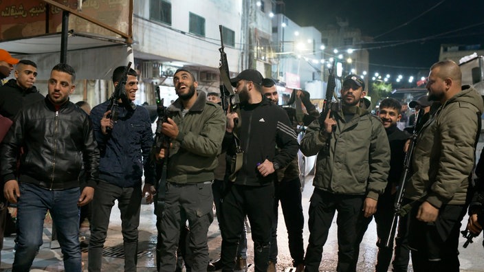 Die Kämpfer der "Jenin Brigade" feiern einen Attentäter, der am Morgen drei Israelis getötet hat.