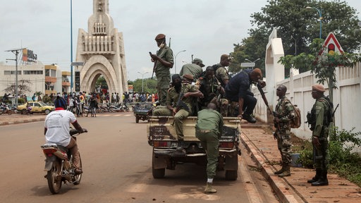 Sicherheitskräfte fahren in einem Lastwagen durch die malische Hauptstadt Bamako (19.08.2020).