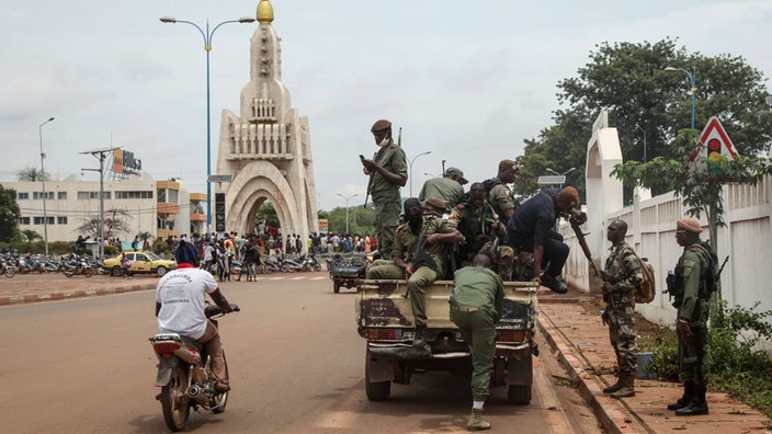 Sicherheitskräfte fahren in einem Lastwagen durch die malische Hauptstadt Bamako (19.08.2020).
