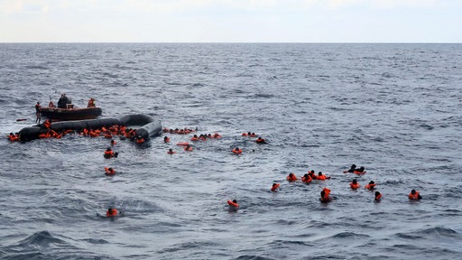 Menschen werden am 11.11.2020 von Mitgliedern der spanischen Hilfsorganisation "Proactiva Open Arms" gerettet.