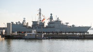 Die Fregatte Augsburg kehrt aus ihrem letzten Einsatz zum Marinehafen zurück.