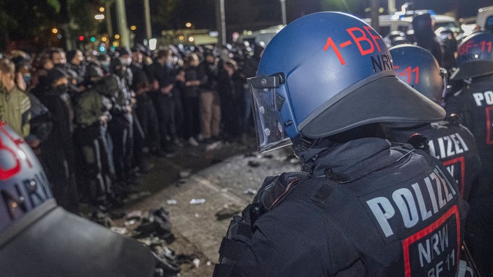 Am 03.06.2023 kesselt die Polizei in Leipzig Demonstranten ein.