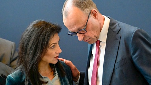 Bundeswirtschaftsministerin Katherina Reiche (CDU) und Bundeskanzler Friedrich Merz (CDU) am 13.04.2026.