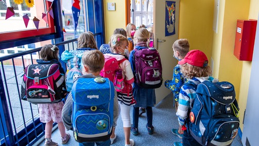 Schüler:innen in Rostock an ihrem ersten Schultag