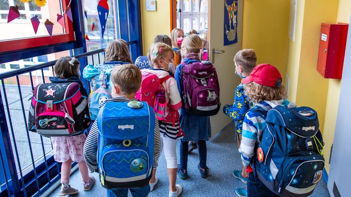 Schüler:innen in Rostock an ihrem ersten Schultag