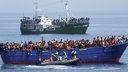 Deutsche Marinesoldaten fahren mit einem Boot zu einem überfüllten Flüchtlingsboot auf dem Mittelmeer etwa 60 Kilometer nordwestlich von Tripolis vor der libyschen Küste.