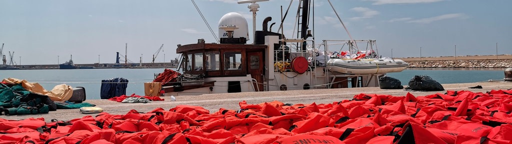 Das beschlagnahmte Rettungsschiff «Eleonore» der deutschen Hilfsorganisation Mission Lifeline, liegt im Hafen, im Vordergrund liegt ein Teil der 104 Rettungswesten der geretteten Migranten