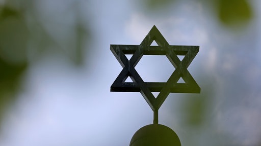 Stern auf der Synagoge in Halle