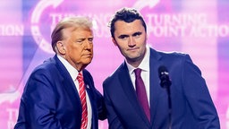US-Präsident Donald Trump (links) und Charlie Kirk (rechts) am 22.12.2024