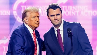 US-Präsident Donald Trump (links) und Charlie Kirk (rechts) am 22.12.2024