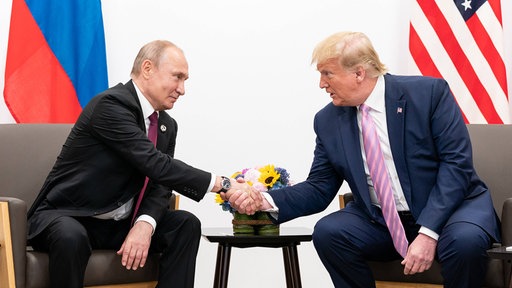 Donald Trump und Wladimir Putin geben sich die Hand (28.06.2019).