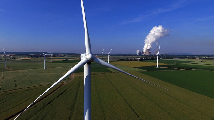 Windräder vor dem Braunkohlekraftwerk Niederaußem