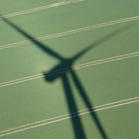Schatten einer Windenergieanlage im Windpark Sehestedt in Schleswig-Holstein