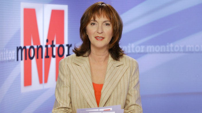 Sonia Mikich in der Monitor-Kulisse