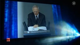 Wolfgang Schäuble über einen Beamer an eine Wand projeziert