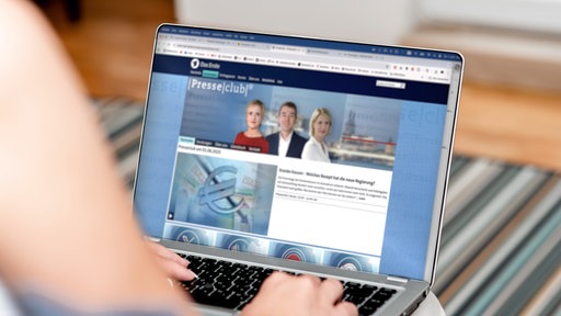 Laptop mit Presseclub Startseite