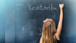 Kind an einer Tafel mit Rechtschreibfehlern