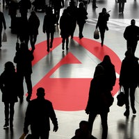 Das Logo der Agentur für Arbeit inmitten einer anonymen Menschenmenge