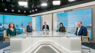 Jörg Schönenborn sitzt mit seinen Gästen, Ann Kathrin Müller, Klaus Strunz, Silke Mertins und Stephan-Götz Richter im neuen Studio 