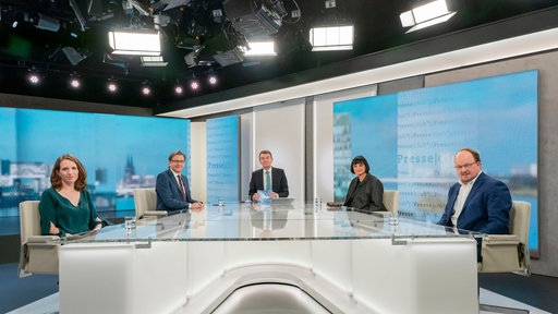 Jörg Schönenborn sitzt mit seinen Gästen, Ann Kathrin Müller, Klaus Strunz, Silke Mertins und Stephan-Götz Richter im neuen Studio 