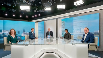 Jörg Schönenborn sitzt mit seinen Gästen, Ann Kathrin Müller, Klaus Strunz, Silke Mertins und Stephan-Götz Richter im neuen Studio 
