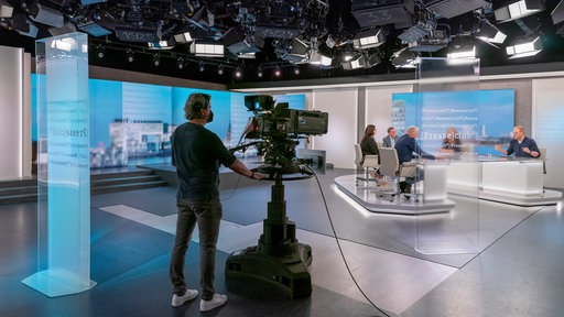 Totale Presseclubstudio mit Kameramann, Gästen und Moderator Volker Herres