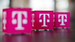 Das Logo der Telekom auf Würfeln