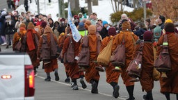 Buddhistische Mönche auf ihrem Friedensmarsch durch die USA