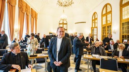 Bischof Georg Bätzing, Vorsitzender der Deutschen Bischofskonferenz, steht zum Auftakt der Bischofskonferenz im Tagungssaal. 
