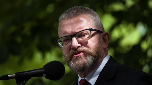 Grzegorz Braun bei einer Kundgebung gegen Migration