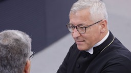 Der evangelische Militärbischof Bernhard Felmberg im Gespräch
