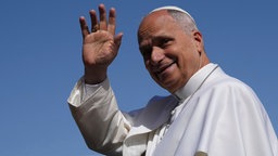 Papst Leo XIV. winkt bei seinem Besuch in Spanien