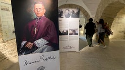 Besucher betrachten die Ausstellung in der Eduard Profittlich-Kapelle der Pfarrkirche St. Peter und Paul