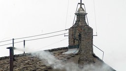 Weißer Rauch aus einem Schornstein des Vatikans steigt nach der Papstwahl auf