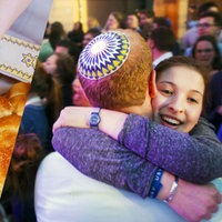 Kidduschbecher, Challabrot, Kerze - Junges Paar auf einem Fest