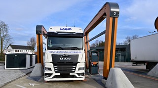 E-Lkw in einem Ladepark