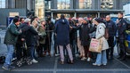 Frank Krallmann gibt an der Sparkassenfiliale im Stadtteil Buer ein Statement ab