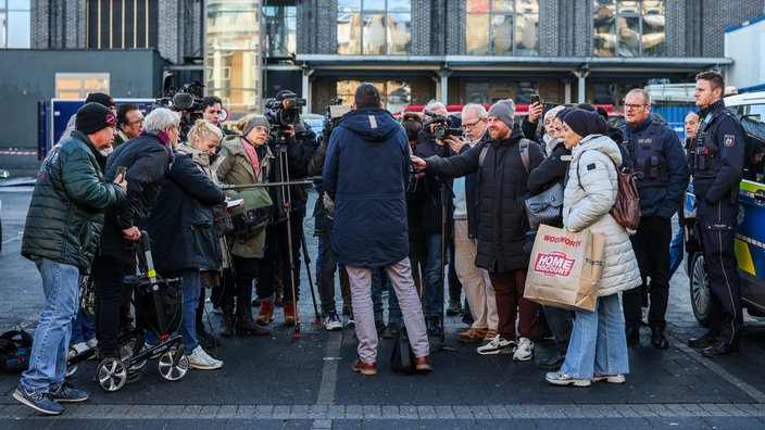 Frank Krallmann gibt an der Sparkassenfiliale im Stadtteil Buer ein Statement ab