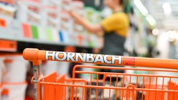 Ein orangener Einkaufwagen der Baumarktkette Hornbach