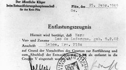 Entlastungszeugnis des öffentlichen Klägers des Entnazifizierungsausschusses Plön für Leo de Laforgue, ausgestellt am 25. Februar 1949