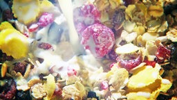 Müsli nah wird mit Milch übergossen