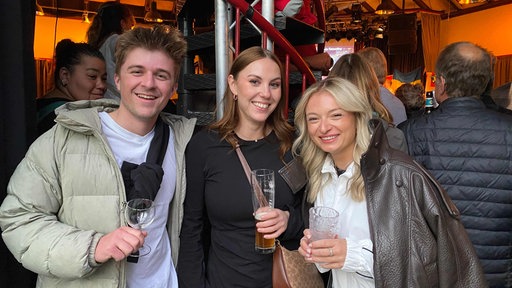 ESC 2026 Finale: Marvin Schüngel, Annika Schwenke und Selina Suer beim Public Viewing 