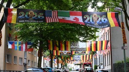 Die Rullichstrasse in Essen Altendorf ist mit Fahnen und Girlanden geschmückt.